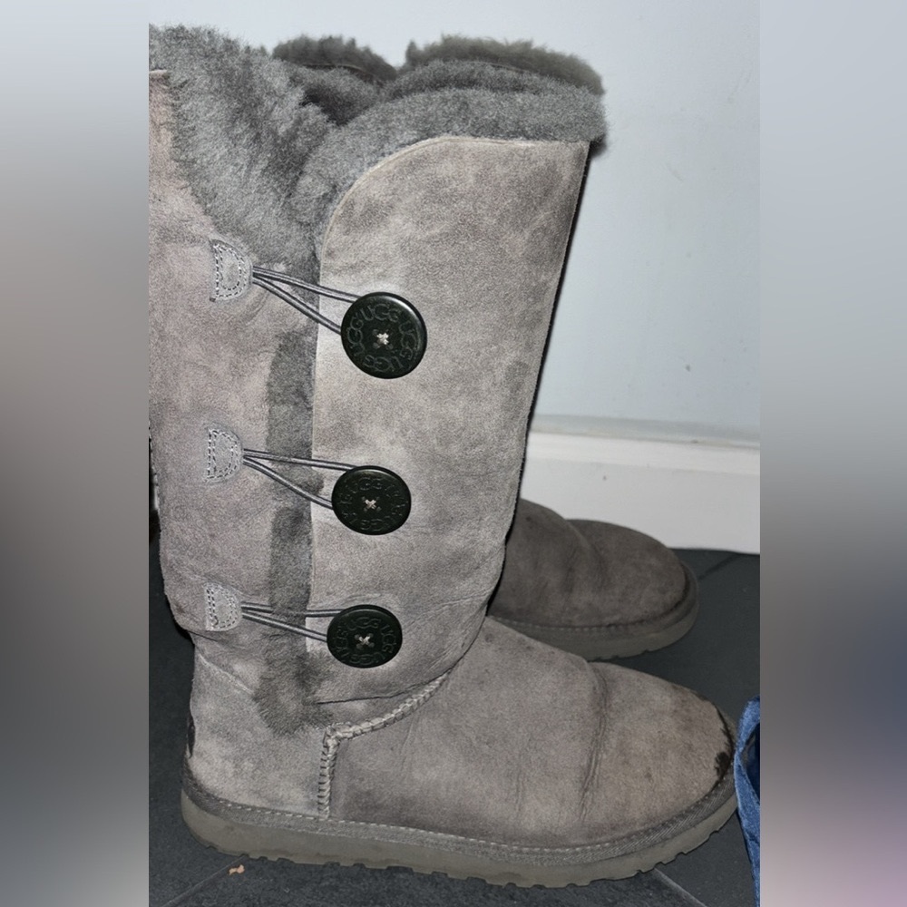 Size 8 women’s Bailey 3 button tall Uggs